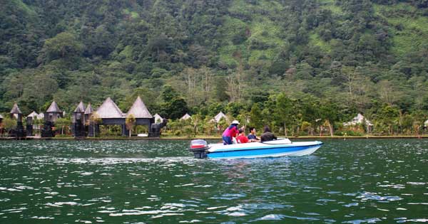  Kwanjo, Local Experience, Pigijo, Indonesia, ngetrip, destinasi wisata, Paket Wisata, Trip, Liburan, Pura Ulun Danu, Danau Beratan, Sejuk Bali, Boat, Taman Bermain, Buah Tangan