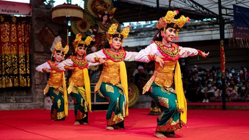 Penampilan tari tradisional Bali pada festival budaya musim ramai