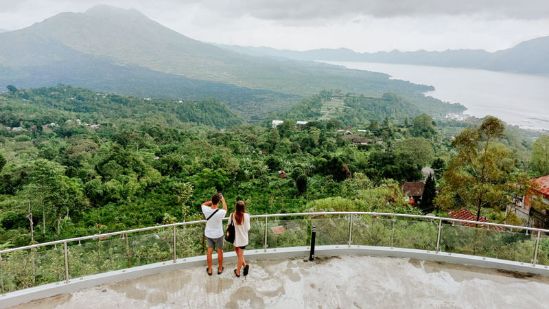 Wisatawan mengagumi-pemandangan Gunung Batur Kintamani dalam paket liburan Ubud