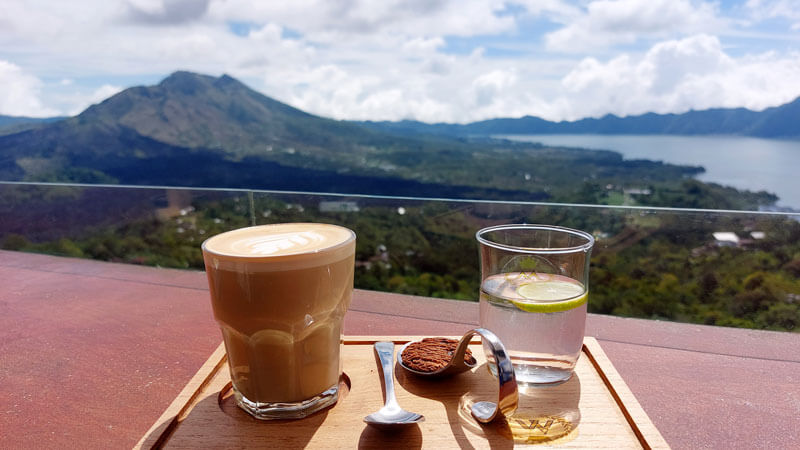 Pemandangan Gunung Batur Sambil Menikmati Kopi.