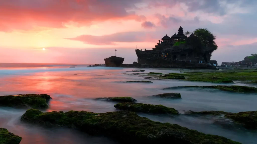 Pura Tanah Lot di Bali dengan pemandangan matahari terbenam, Tips Liburan ke destinasi populer di Bali untuk Pemula
