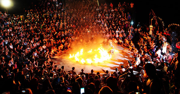 Nonton Tari Kecak Uluwatu Bali