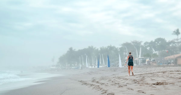 Jalan-Jalan Di Sepanjang Pantai Seminyak Bali