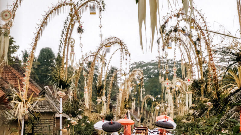 Penjor bambu tradisional menghiasi jalan selama festival Galungan di Bali