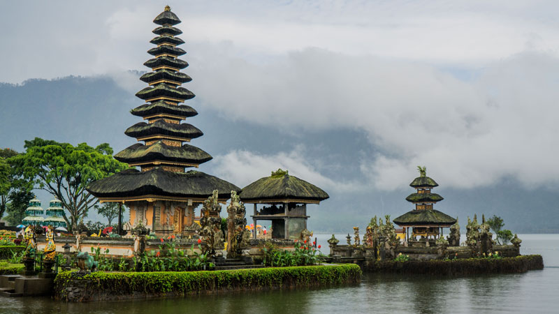 Pura Ulun Danu Di Tengah Danau Beratan Bedugul Bali