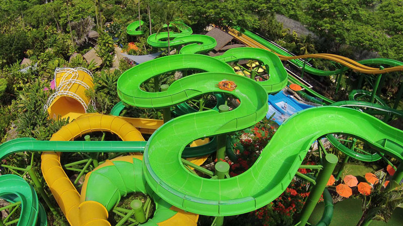 Keluarga menikmati seluncuran air dan atraksi yang mengasyikkan di Bali Waterbom Water Park di Kuta.