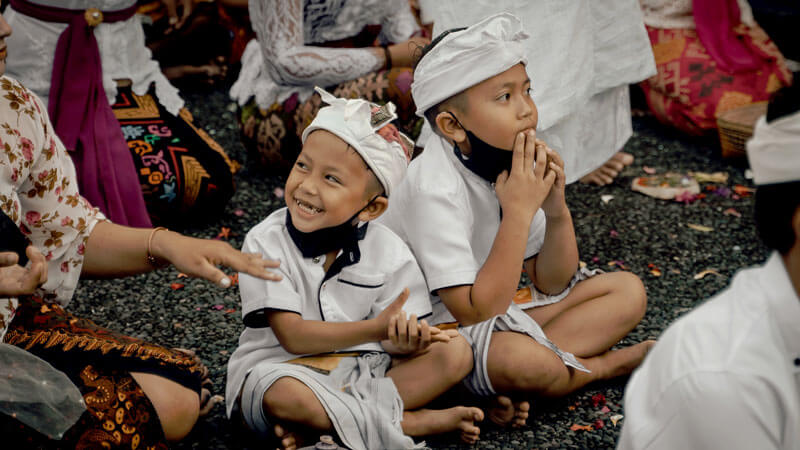 Anak-anak Bali mengenakan udeng dan pakaian adat dalam perayaan Galungan