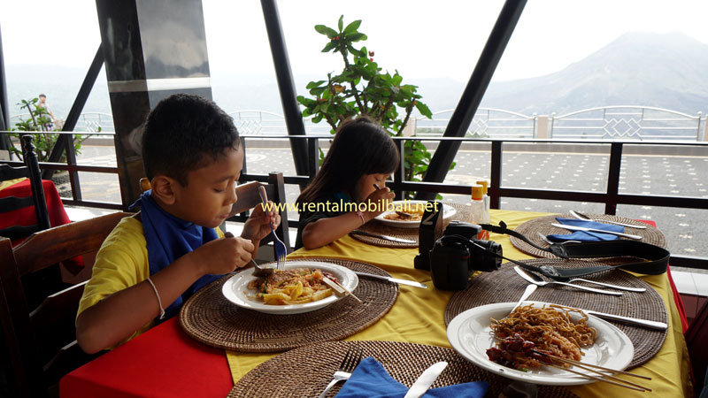 Melihat Pemandangan Gunung Berapi & Danau Sambil Makan Siang