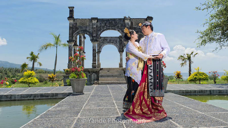 Pemandangan khas Taman Ujung Water Palace dengan bangunan dan kolam besar