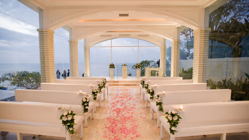 Kapel Blue Point Uluwatu dengan pemandangan Samudra Hindia yang memukau, salah satu dari 10 tempat prewedding terbaik di Bali.