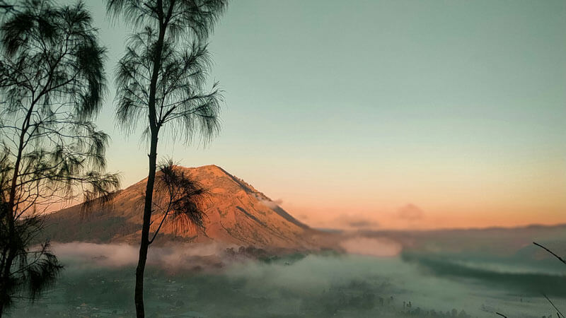 Sunrise yang menakjubkan di Desa Pinggan Kintamani dengan pemandangan Gunung Batur yang megah di Bali