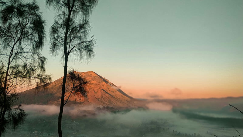 Sunrise yang menakjubkan di Desa Pinggan Kintamani dengan pemandangan Gunung Batur yang megah di Bali