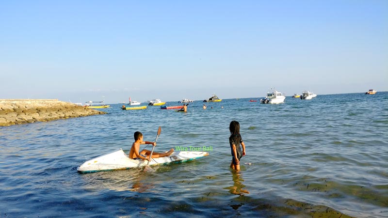 Main Kano Dengan Anak Di Pantai Semawang - Tempat Wisata Sanur Bali