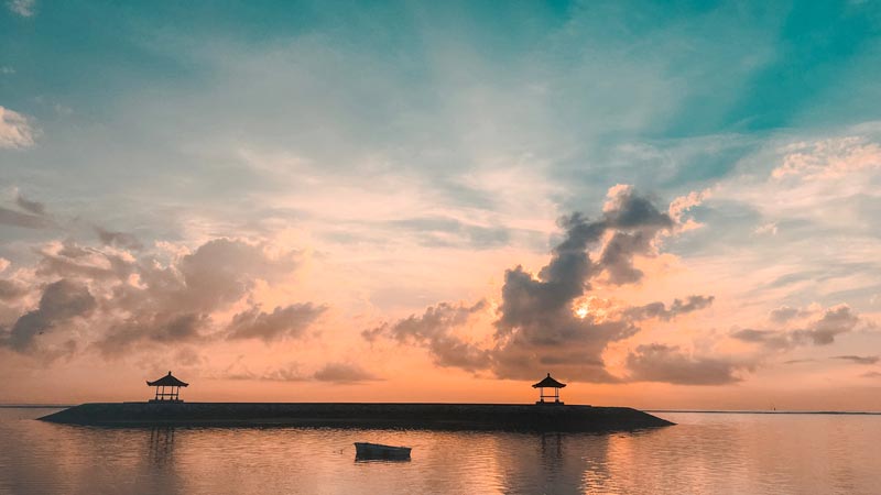 Pemandangan Sunrise Pantai Karang Tempat Wisata Sanur.