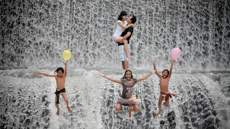 Pasangan prewedding bercumbu di depan tirai air Dam Sungai Unda Klungkung, salah satu dari 10 tempat prewedding terbaik di Bali