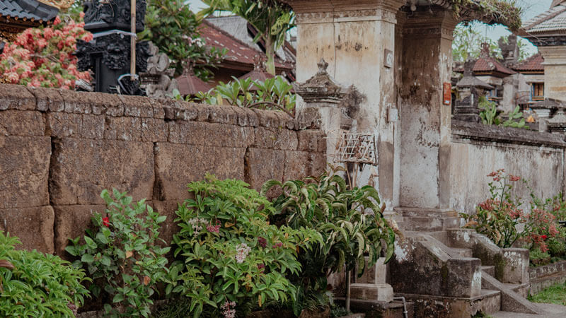 Gerbang tradisional dan dinding batu Desa Penglipuran Bali salah satu lokasi dari 10 tempat prewedding terbaik di Bali