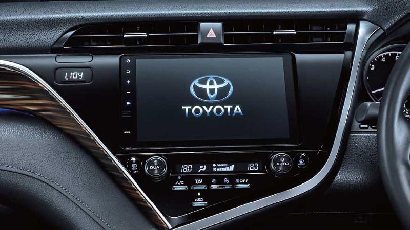 Fitur Infotainment Sedan Toyota Camry