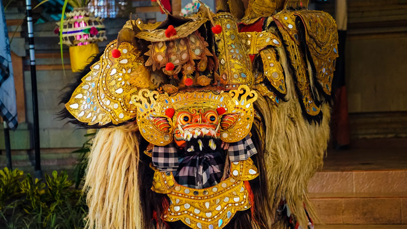 Pertunjukan Tari Barong Batubulan yang Semarak sebagai Bagian dari Paket Ubud Tour Setengah Hari