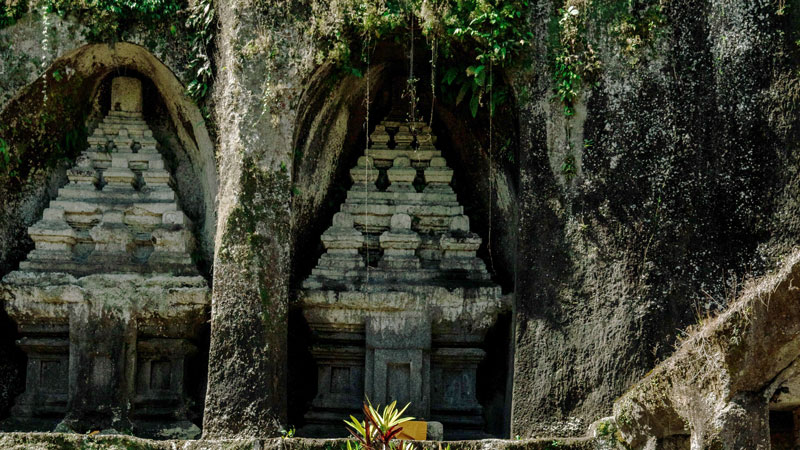 Candi tebing bersejarah di Pura Gunung Kawi Tampak Siring