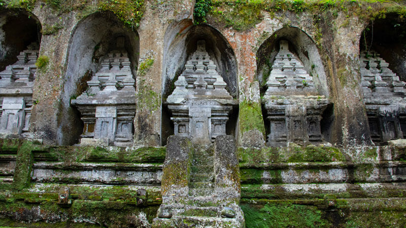 Relief candi batu di Pura Gunung Kawi yang tertutup lumut menunjukkan usianya yang tua.