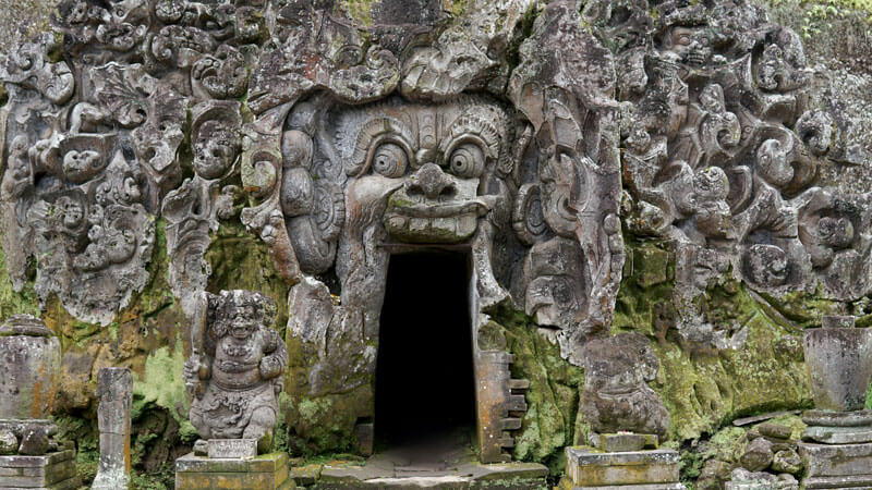 Pintu masuk Goa Gajah dengan relief kuno di Bali