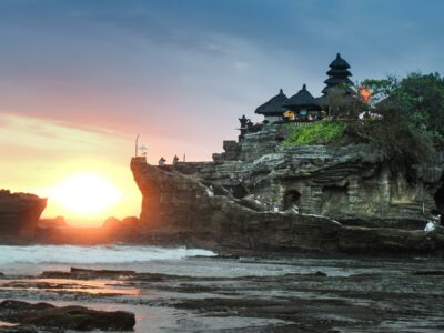 Pemandangan Pura Tanah Lot dari Kejauhan