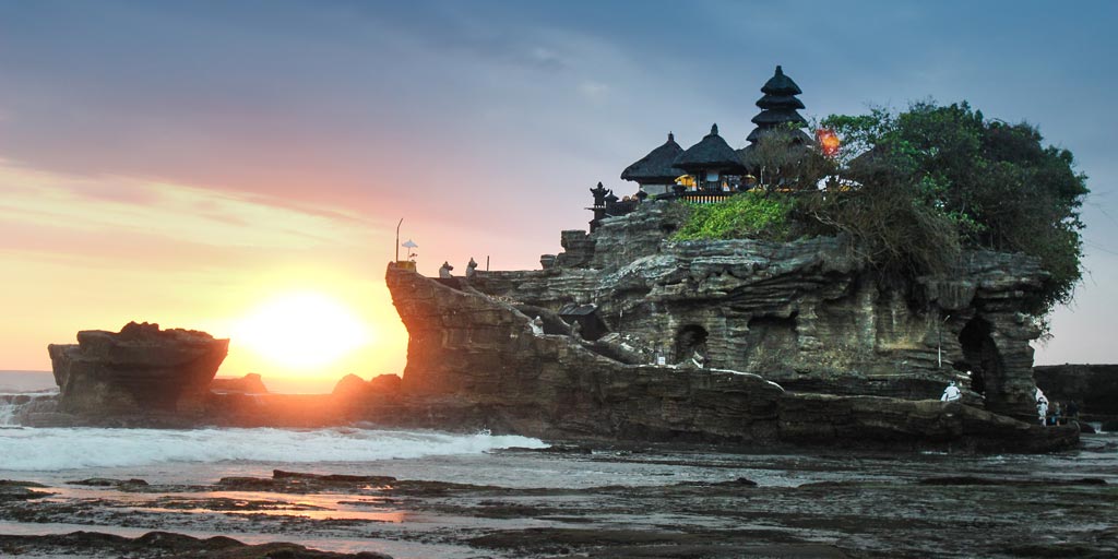 Sejarah Tanah Lot Bali - Tempat Wisata Favorit Wisatawan Indonesia