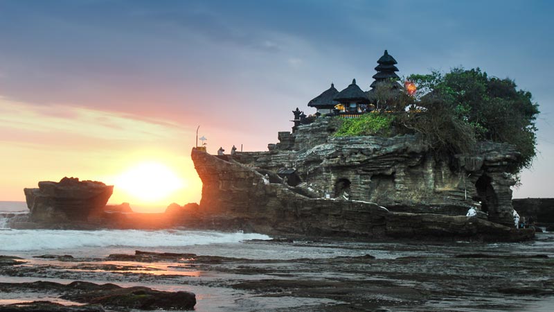 Pura Tanah Lot di tengah laut