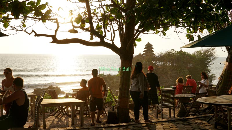 Wisatawan menikmati sunset di Tanah Lot