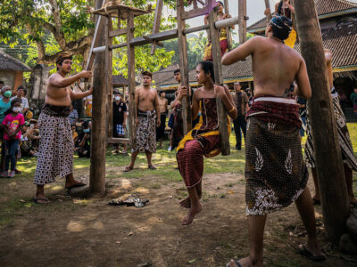 Tradisi Ayunan pada Perang Pandan di Desa Tenganan