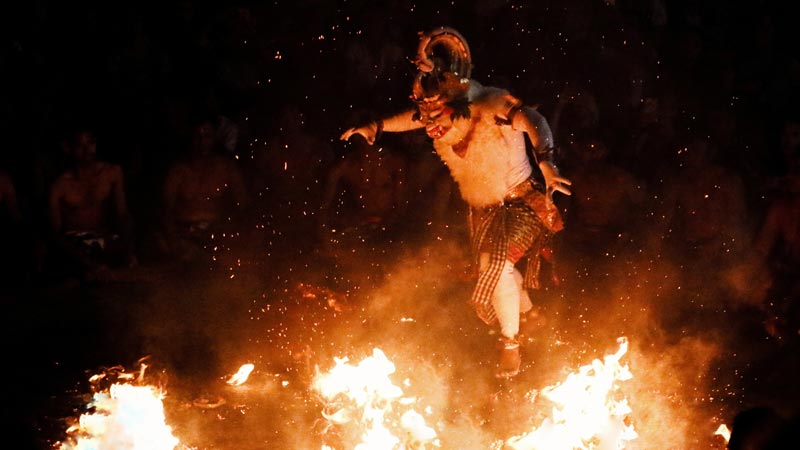 Pertunjukan tari Kecak tradisional selama paket tour