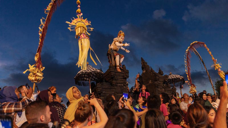 Pertunjukan Tari Kecak saat senja di Uluwatu