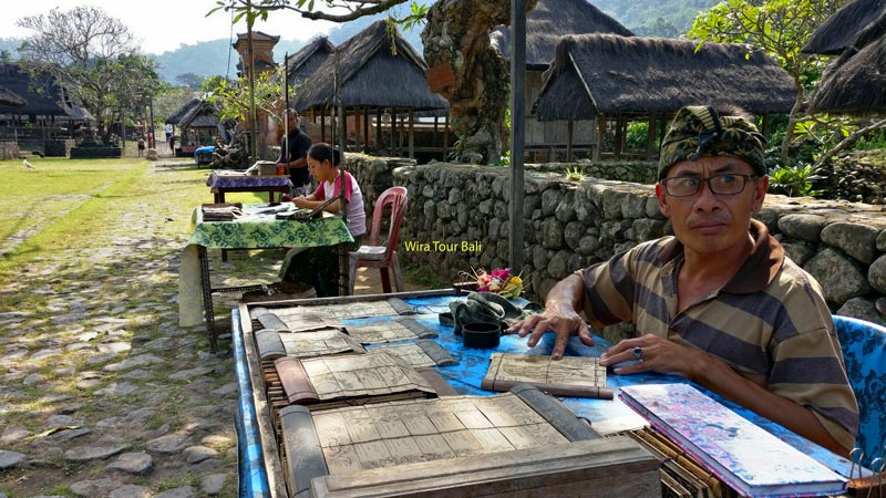 Seniman Desa Tenganan Pegringsingan memperagakan pembuatan lukisan lontar