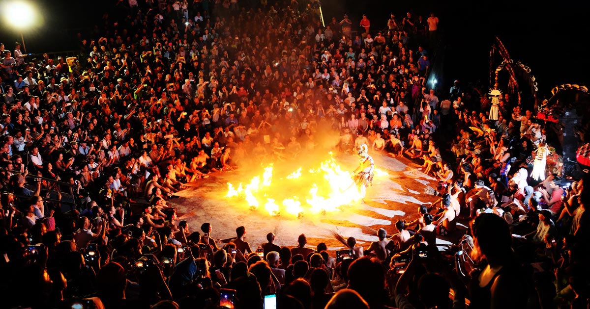 Tari kecak dari bali menggunakan pola lantai