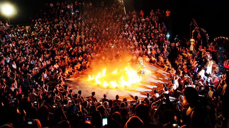 Tari Kecak Uluwatu di Pura Luhur dengan penari berpakaian tradisional dan api unggun.