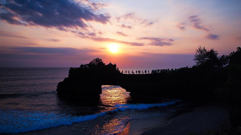 Panorama Pura Tanah Lot saat matahari terbenam