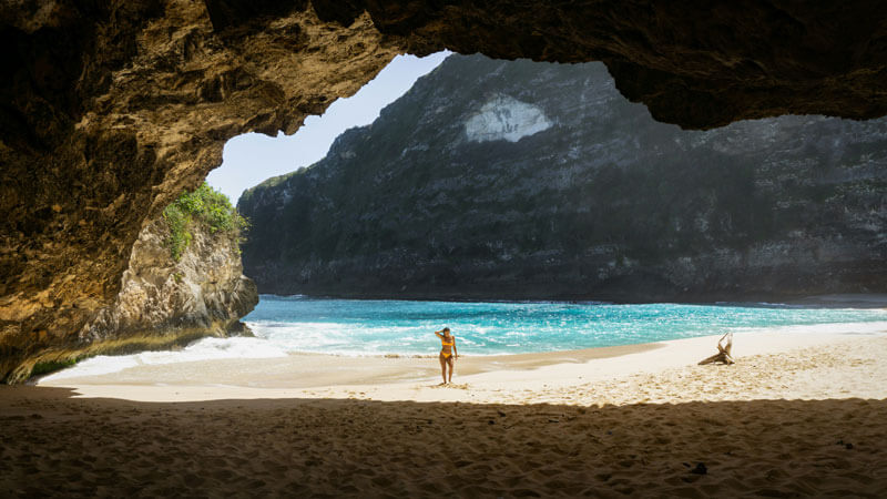 Pantai sepi di Bali selama musim sepi