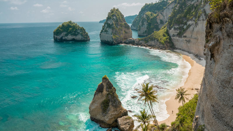 Pantai berpasir putih dengan langit biru cerah di Bali selama musim kering