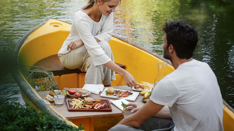 Makan Siang Berdua Di Atas Perahu Ubud