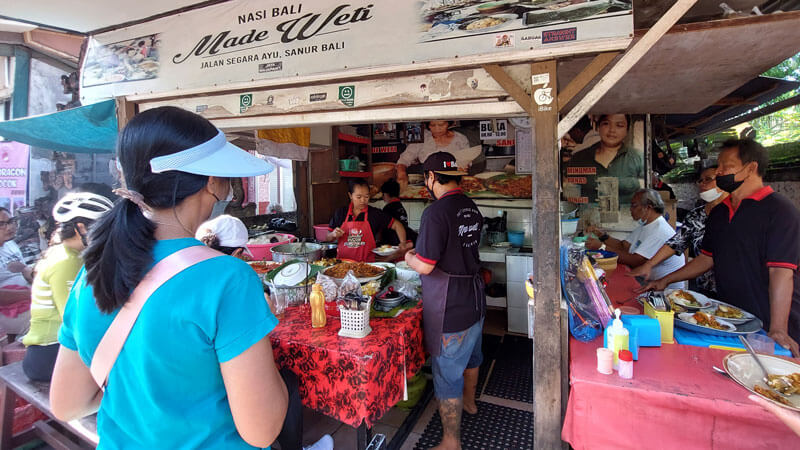 Nasi Ayam Bali yang lezat dan terjangkau di warung lokal.