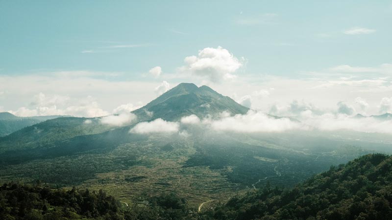 Gunung Batur yang tertutup awan dilihat dari Kintamani, Bali ada akan melihat pemandangan ini setelah membayar Harga Tiket Masuk Kintamani Bali.