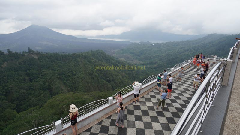 Para pengunjung menikmati pemandangan Gunung Batur dari titik pandang di Kintamani, Bali