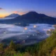 Pemandangan kabut tebal dan sunrise di Desa Pinggan Kintamani.