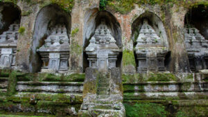 Relief candi batu di Pura Gunung Kawi yang tertutup lumut menunjukkan usianya yang tua.