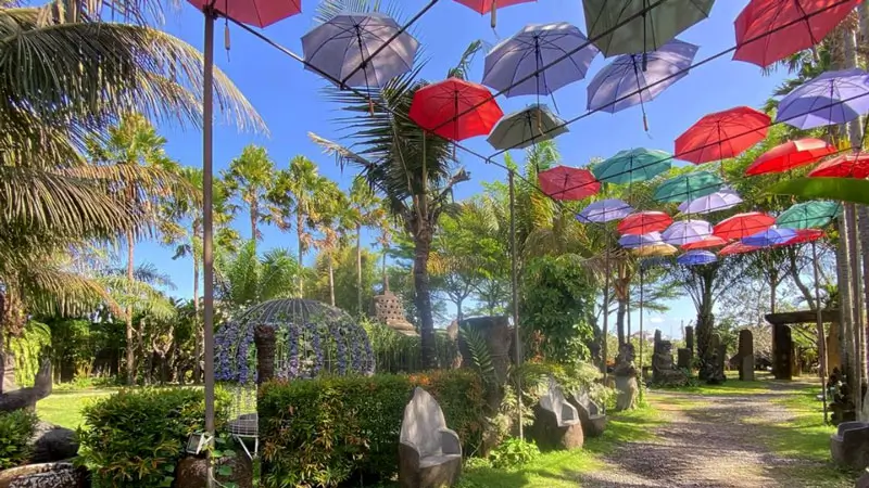 Atap payung warna-warni di Big Garden Corner Sanur