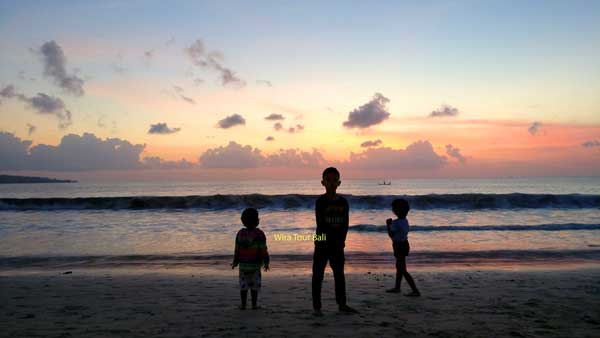 Keluarga menikmati liburan di Bali.