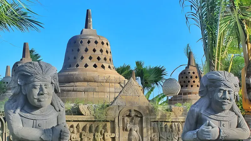 Miniatur Candi Borobudur dan patung di Big Garden Corner Sanur