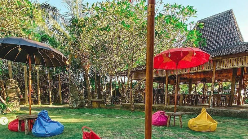 Tempat duduk warna-warni di Big Garden Corner Sanur