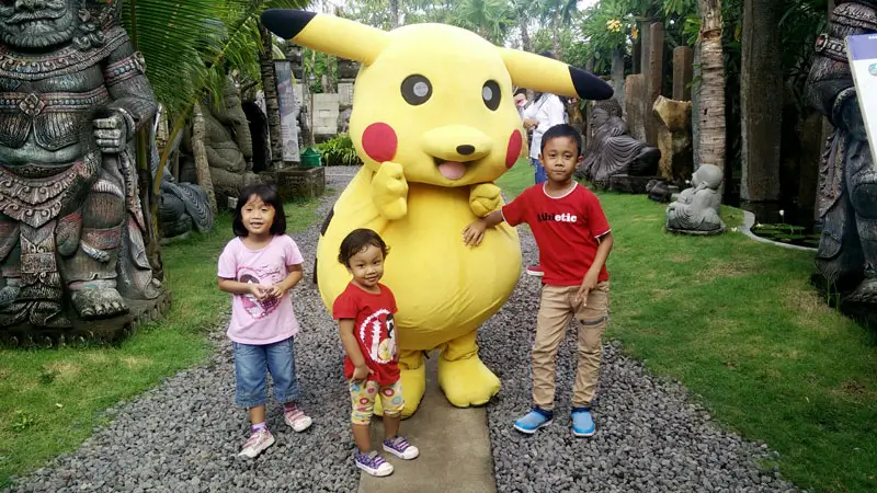 Anak-anak berfoto dengan maskot di Big Garden Corner Sanur