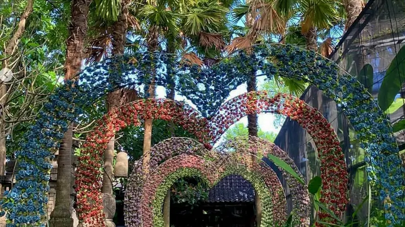 Gerbang bunga berbentuk hati di Big Garden Corner Sanur